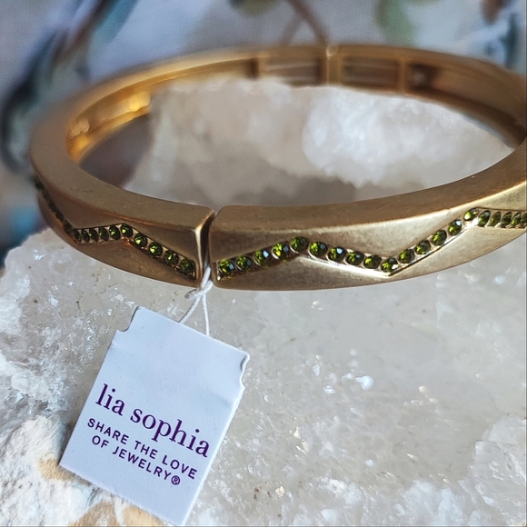 Lia Sophia Signed Matte Brass Sage Green Enamel Stretch Bracelet Pyramid Design - Picture 6 of 6